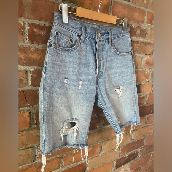 LEVI’S 501 distressed mid thigh shorts button fly light wash denim size 25 - Picture 2 of 6